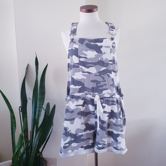 🏷Vintage 1990's Jordache Camo Print Short Overall - XL - Picture 2 of 13